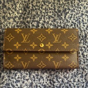 Pre-loved authentic Louis Vuitton Classic Monogram Wallet in Brown and Gold